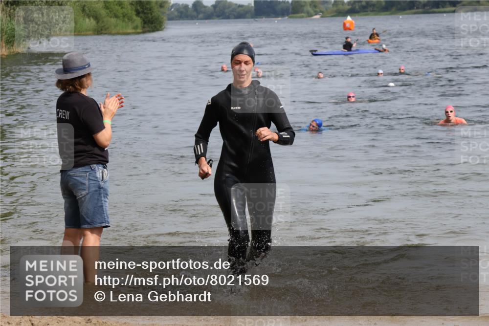 15.06.2025 - 27. Vierlanden-Triathlon Lena Gebhardt http://msf.ph/oto/8021569 15.06.2025 10:18:40 Schwimmen 533, 536, 621, 628 meine-sportfotos.de