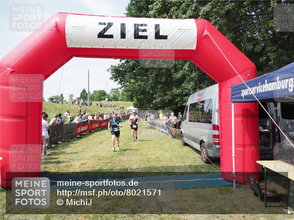 21.06.2025 - 27. Vierlanden-Triathlon MichiJ http://msf.ph/oto/8021571 15.06.2026 11:36:54 Ziel 468, 555 meine-sportfotos.de