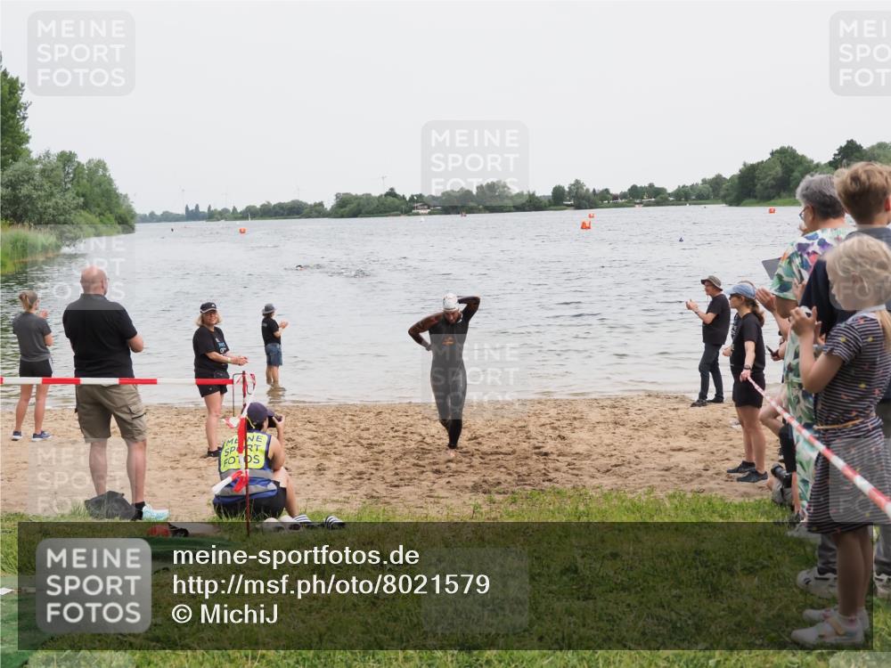 21.06.2025 - 27. Vierlanden-Triathlon MichiJ http://msf.ph/oto/8021579 15.06.2026 10:51:39 Schwimmen 676 meine-sportfotos.de