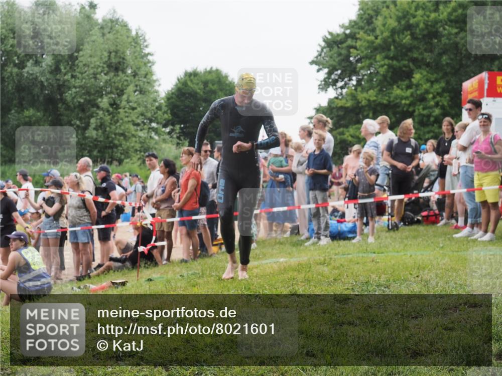 15.06.2025 - 27. Vierlanden-Triathlon KatJ http://msf.ph/oto/8021601 15.06.2025 10:52:32 Schwimmen 682, 759 meine-sportfotos.de
