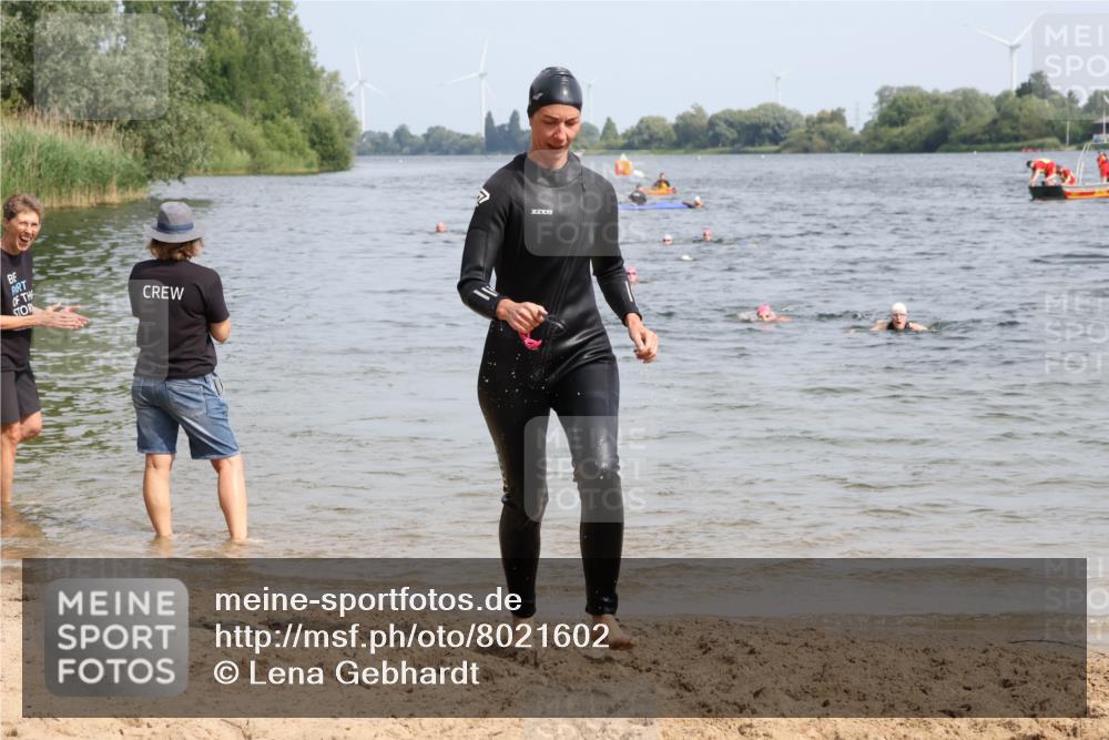 15.06.2025 - 27. Vierlanden-Triathlon Lena Gebhardt http://msf.ph/oto/8021602 15.06.2025 10:18:41 Schwimmen 533, 536, 621, 628 meine-sportfotos.de