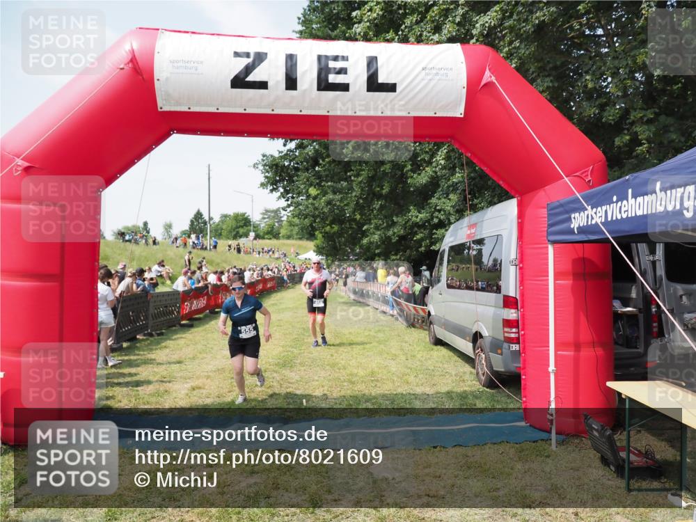 21.06.2025 - 27. Vierlanden-Triathlon MichiJ http://msf.ph/oto/8021609 15.06.2026 11:36:55 Ziel 468, 555 meine-sportfotos.de