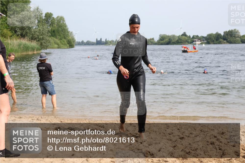 15.06.2025 - 27. Vierlanden-Triathlon Lena Gebhardt http://msf.ph/oto/8021613 15.06.2025 10:18:42 Schwimmen 536, 628 meine-sportfotos.de