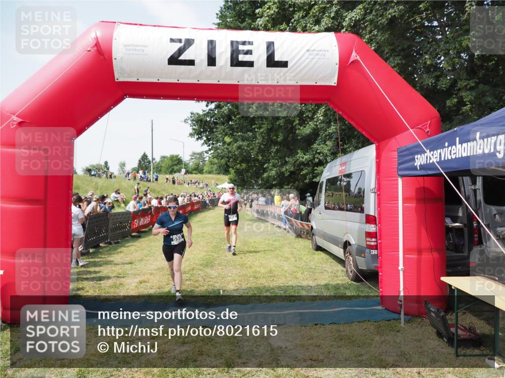 21.06.2025 - 27. Vierlanden-Triathlon MichiJ http://msf.ph/oto/8021615 15.06.2026 11:36:55 Ziel 468, 555 meine-sportfotos.de