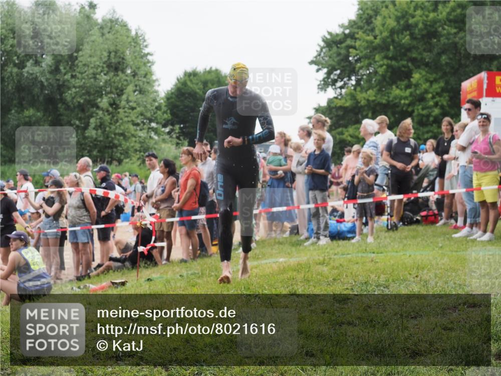 15.06.2025 - 27. Vierlanden-Triathlon KatJ http://msf.ph/oto/8021616 15.06.2025 10:52:32 Schwimmen 682, 759 meine-sportfotos.de