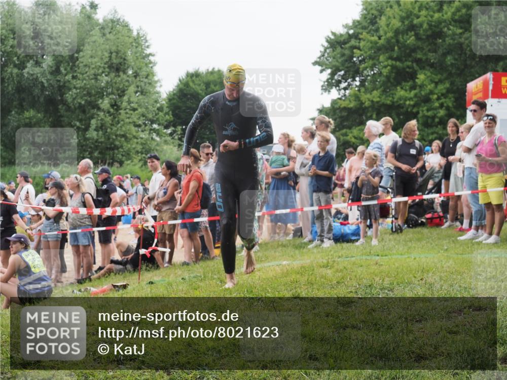 15.06.2025 - 27. Vierlanden-Triathlon KatJ http://msf.ph/oto/8021623 15.06.2025 10:52:33 Schwimmen 682, 759 meine-sportfotos.de