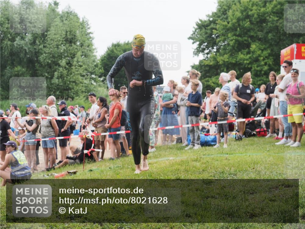 15.06.2025 - 27. Vierlanden-Triathlon KatJ http://msf.ph/oto/8021628 15.06.2025 10:52:33 Schwimmen 682, 759 meine-sportfotos.de
