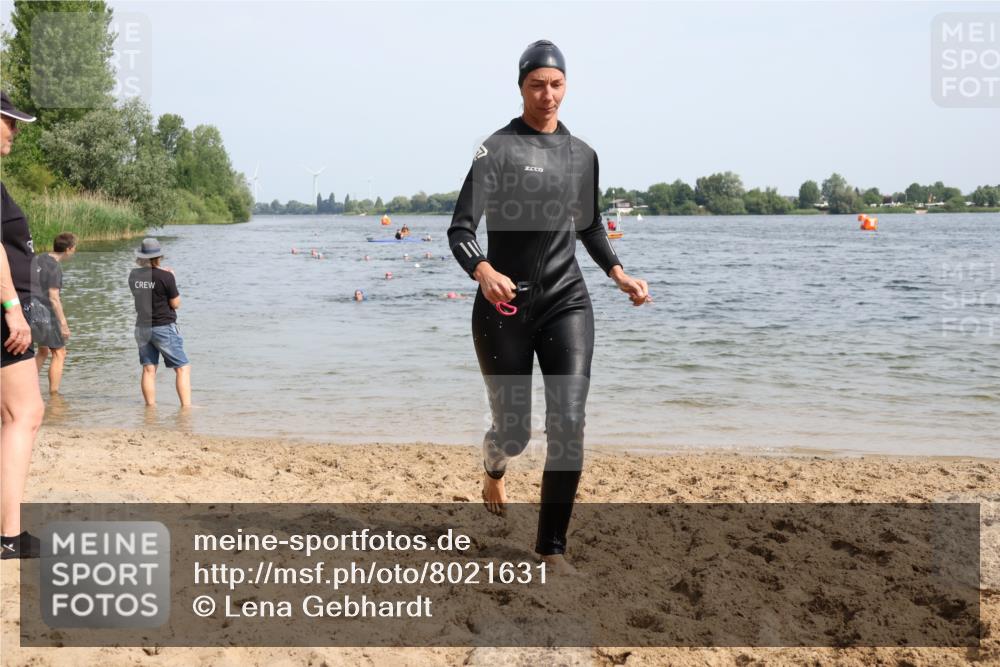 15.06.2025 - 27. Vierlanden-Triathlon Lena Gebhardt http://msf.ph/oto/8021631 15.06.2025 10:18:43 Schwimmen 536 meine-sportfotos.de