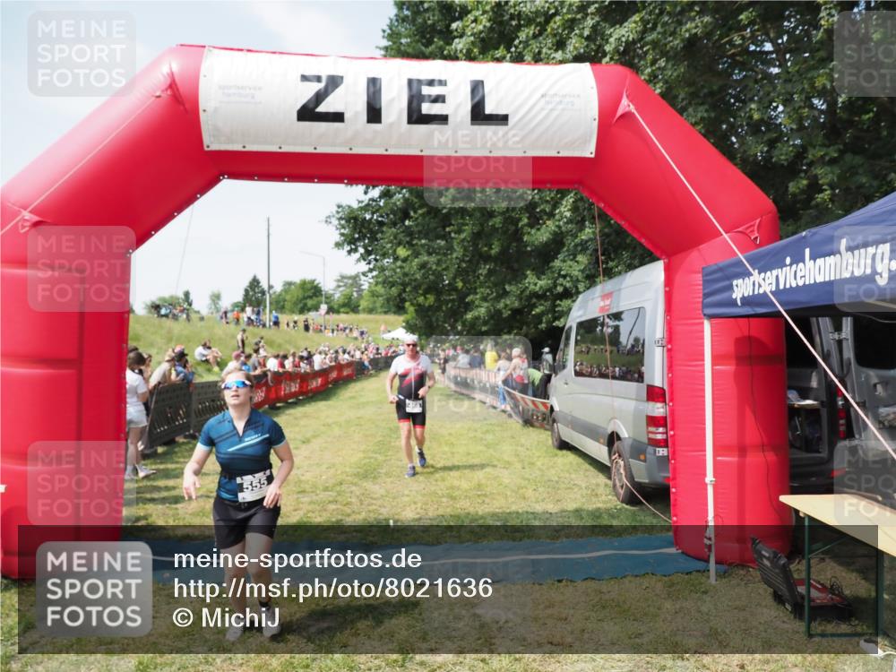 21.06.2025 - 27. Vierlanden-Triathlon MichiJ http://msf.ph/oto/8021636 15.06.2026 11:36:56 Ziel 468, 555 meine-sportfotos.de