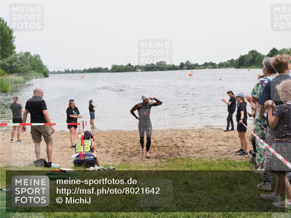 21.06.2025 - 27. Vierlanden-Triathlon MichiJ http://msf.ph/oto/8021642 15.06.2026 10:51:39 Schwimmen 676 meine-sportfotos.de