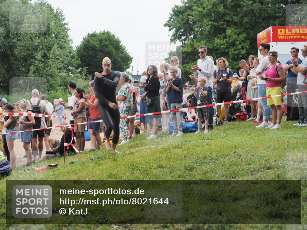 15.06.2025 - 27. Vierlanden-Triathlon KatJ http://msf.ph/oto/8021644 15.06.2025 10:53:10 Schwimmen 638 meine-sportfotos.de