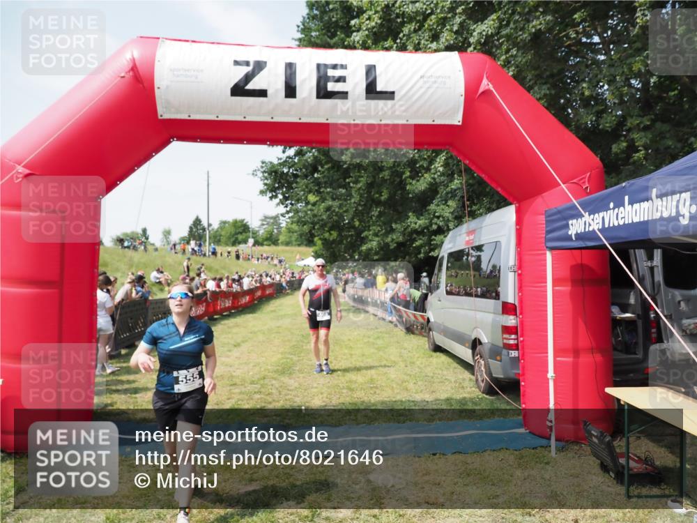 21.06.2025 - 27. Vierlanden-Triathlon MichiJ http://msf.ph/oto/8021646 15.06.2026 11:36:56 Ziel 468, 555 meine-sportfotos.de