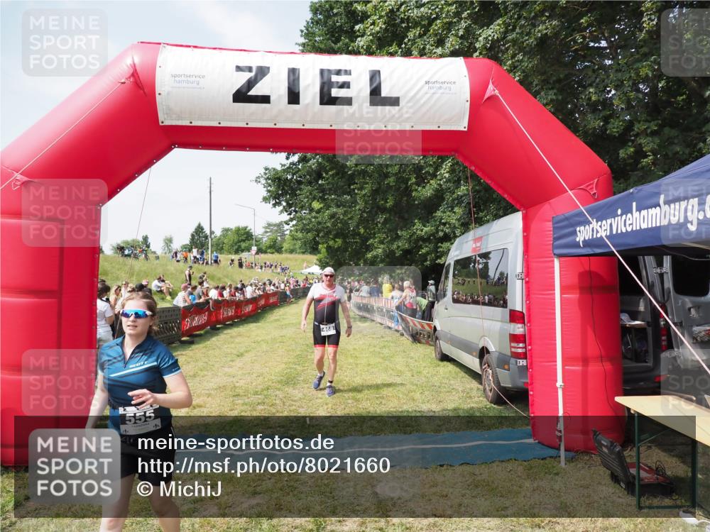 21.06.2025 - 27. Vierlanden-Triathlon MichiJ http://msf.ph/oto/8021660 15.06.2026 11:36:56 Ziel 468, 555 meine-sportfotos.de