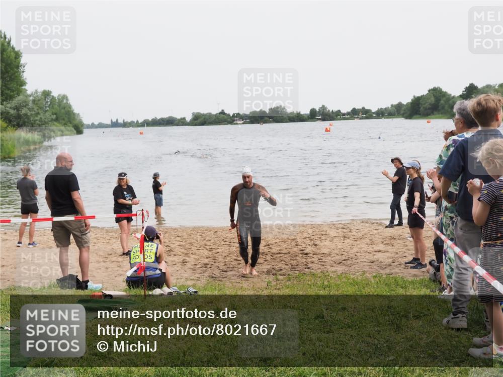 21.06.2025 - 27. Vierlanden-Triathlon MichiJ http://msf.ph/oto/8021667 15.06.2026 10:51:40 Schwimmen 676 meine-sportfotos.de