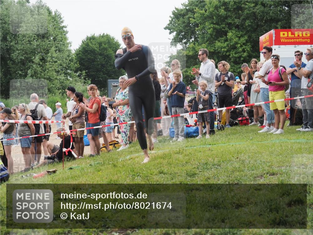 15.06.2025 - 27. Vierlanden-Triathlon KatJ http://msf.ph/oto/8021674 15.06.2025 10:53:11 Schwimmen 638 meine-sportfotos.de