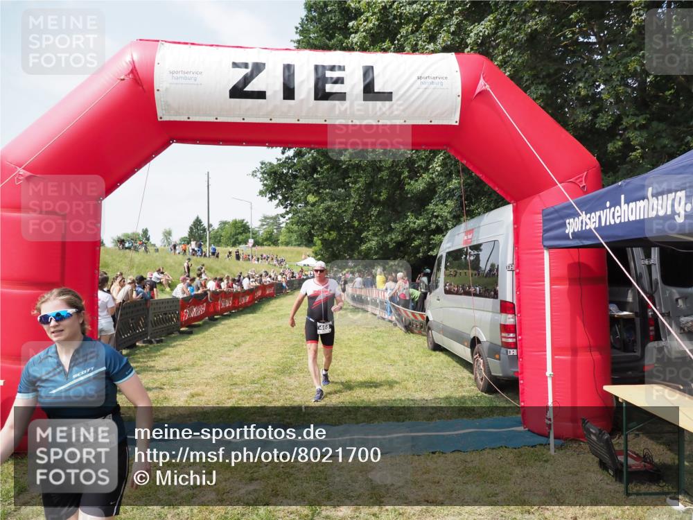 21.06.2025 - 27. Vierlanden-Triathlon MichiJ http://msf.ph/oto/8021700 15.06.2026 11:36:57 Ziel 468, 555 meine-sportfotos.de
