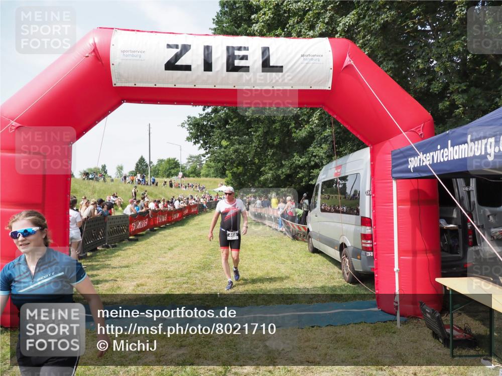 21.06.2025 - 27. Vierlanden-Triathlon MichiJ http://msf.ph/oto/8021710 15.06.2026 11:36:57 Ziel 468, 555 meine-sportfotos.de