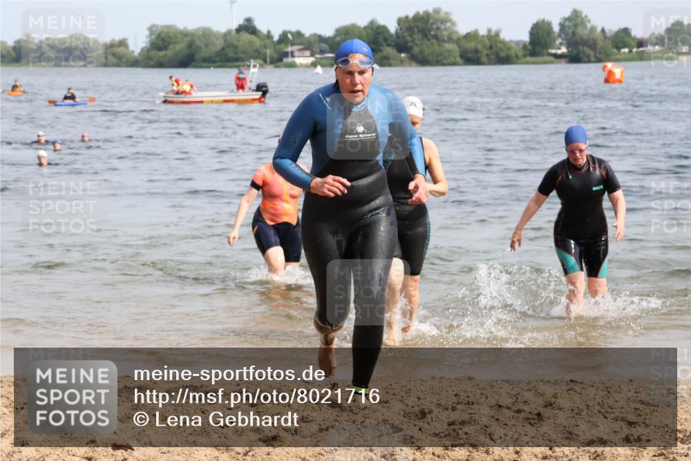 15.06.2025 - 27. Vierlanden-Triathlon Lena Gebhardt http://msf.ph/oto/8021716 15.06.2025 10:19:03 Schwimmen 478, 498, 543, 558 meine-sportfotos.de