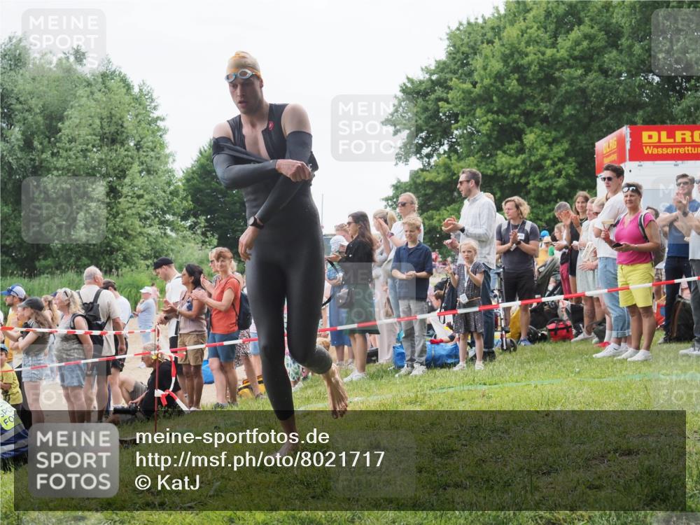 15.06.2025 - 27. Vierlanden-Triathlon KatJ http://msf.ph/oto/8021717 15.06.2025 10:53:12 Schwimmen 638 meine-sportfotos.de