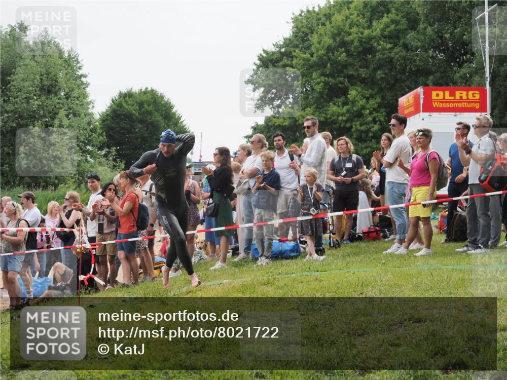 15.06.2025 - 27. Vierlanden-Triathlon KatJ http://msf.ph/oto/8021722 15.06.2025 10:53:51 Schwimmen 650, 726 meine-sportfotos.de