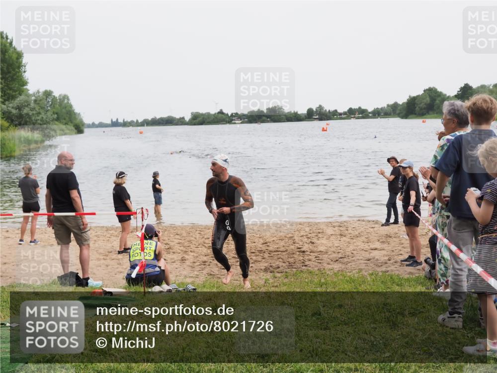 21.06.2025 - 27. Vierlanden-Triathlon MichiJ http://msf.ph/oto/8021726 15.06.2026 10:51:40 Schwimmen 676 meine-sportfotos.de