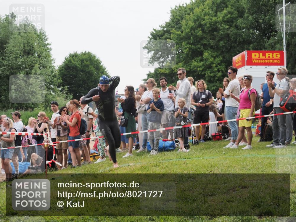 15.06.2025 - 27. Vierlanden-Triathlon KatJ http://msf.ph/oto/8021727 15.06.2025 10:53:52 Schwimmen 650, 726 meine-sportfotos.de