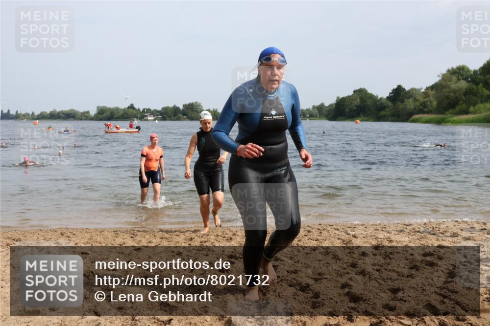 15.06.2025 - 27. Vierlanden-Triathlon Lena Gebhardt http://msf.ph/oto/8021732 15.06.2025 10:19:05 Schwimmen 478, 498, 543, 558 meine-sportfotos.de