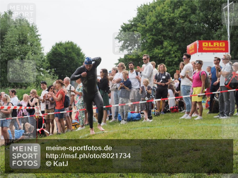 15.06.2025 - 27. Vierlanden-Triathlon KatJ http://msf.ph/oto/8021734 15.06.2025 10:53:52 Schwimmen 650, 726 meine-sportfotos.de