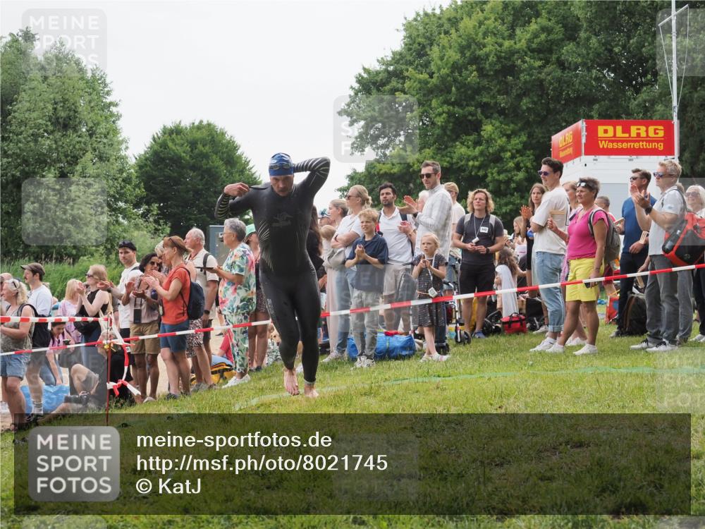 15.06.2025 - 27. Vierlanden-Triathlon KatJ http://msf.ph/oto/8021745 15.06.2025 10:53:52 Schwimmen 650, 726 meine-sportfotos.de