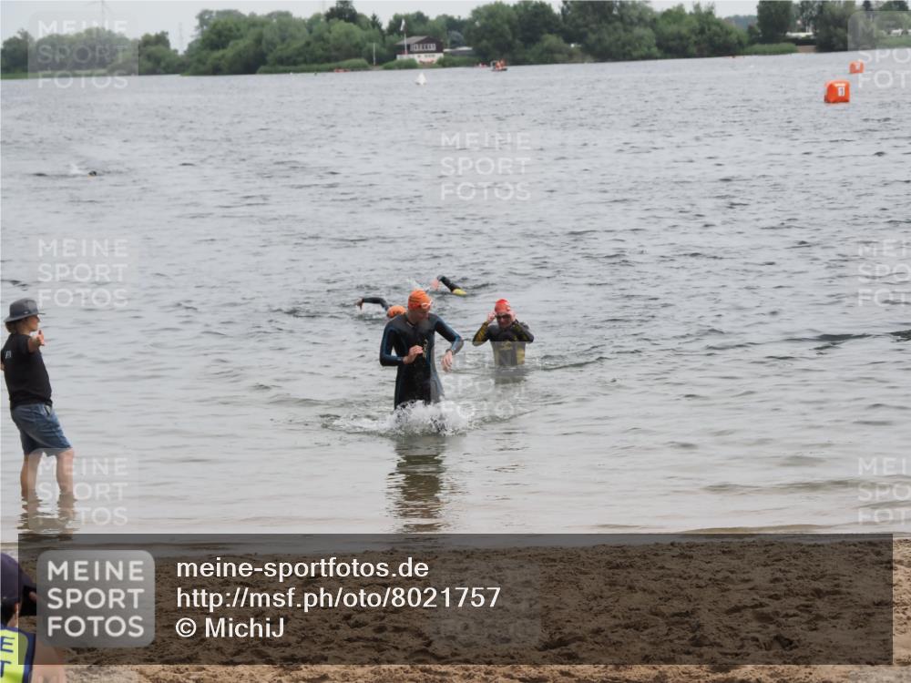 21.06.2025 - 27. Vierlanden-Triathlon MichiJ http://msf.ph/oto/8021757 15.06.2026 10:52:07 Schwimmen 693 meine-sportfotos.de