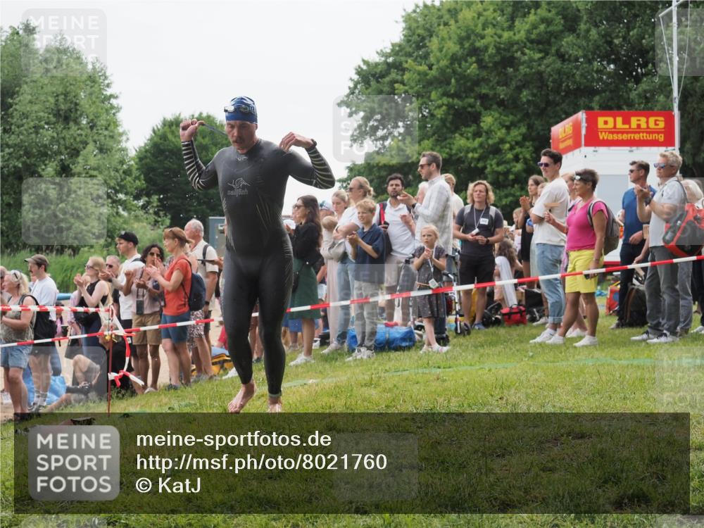 15.06.2025 - 27. Vierlanden-Triathlon KatJ http://msf.ph/oto/8021760 15.06.2025 10:53:53 Schwimmen 650, 726 meine-sportfotos.de