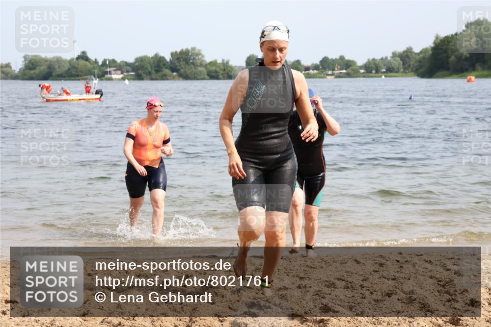 15.06.2025 - 27. Vierlanden-Triathlon Lena Gebhardt http://msf.ph/oto/8021761 15.06.2025 10:19:06 Schwimmen 478, 498, 543, 558 meine-sportfotos.de