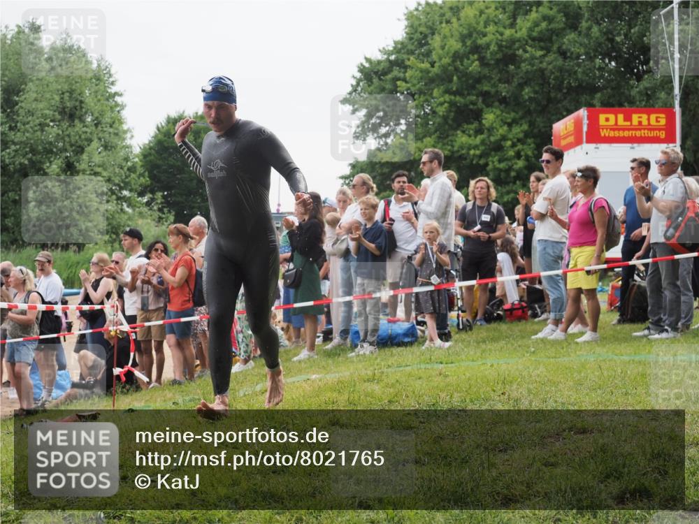 15.06.2025 - 27. Vierlanden-Triathlon KatJ http://msf.ph/oto/8021765 15.06.2025 10:53:53 Schwimmen 650, 726 meine-sportfotos.de