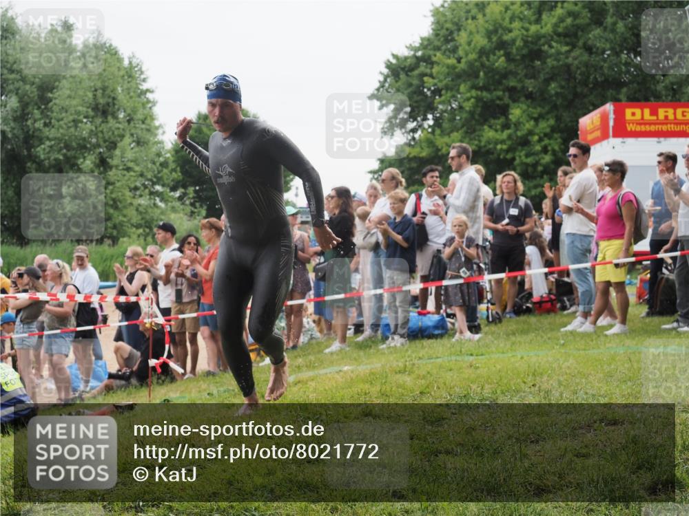15.06.2025 - 27. Vierlanden-Triathlon KatJ http://msf.ph/oto/8021772 15.06.2025 10:53:53 Schwimmen 650, 726 meine-sportfotos.de