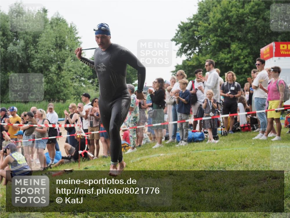 15.06.2025 - 27. Vierlanden-Triathlon KatJ http://msf.ph/oto/8021776 15.06.2025 10:53:53 Schwimmen 650, 726 meine-sportfotos.de