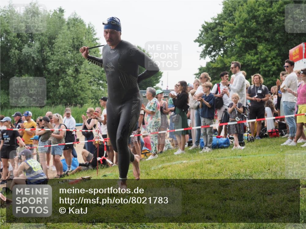 15.06.2025 - 27. Vierlanden-Triathlon KatJ http://msf.ph/oto/8021783 15.06.2025 10:53:53 Schwimmen 650, 726 meine-sportfotos.de
