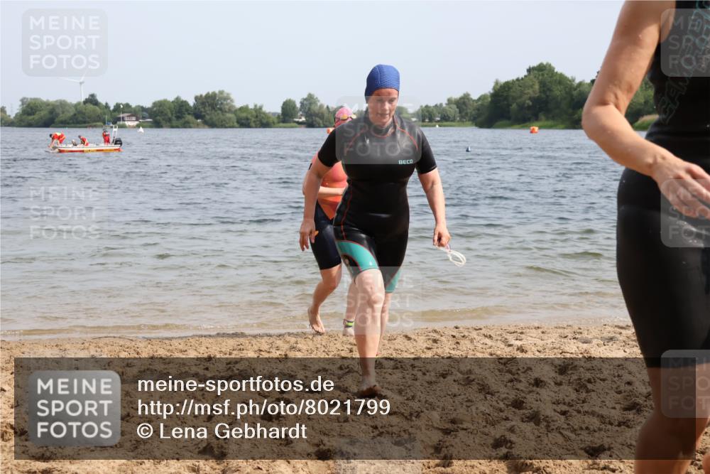 15.06.2025 - 27. Vierlanden-Triathlon Lena Gebhardt http://msf.ph/oto/8021799 15.06.2025 10:19:08 Schwimmen 474, 478, 498, 543, 558 meine-sportfotos.de