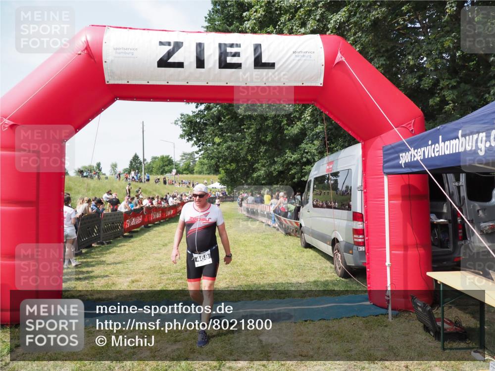 21.06.2025 - 27. Vierlanden-Triathlon MichiJ http://msf.ph/oto/8021800 15.06.2026 11:36:59 Ziel 468, 555 meine-sportfotos.de