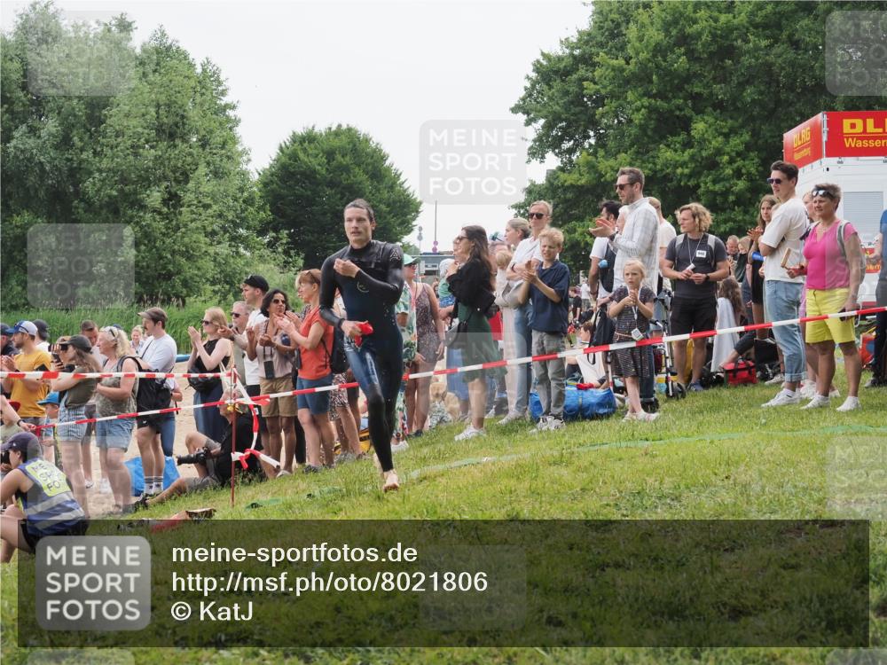15.06.2025 - 27. Vierlanden-Triathlon KatJ http://msf.ph/oto/8021806 15.06.2025 10:53:56 Schwimmen 650, 726, 757 meine-sportfotos.de