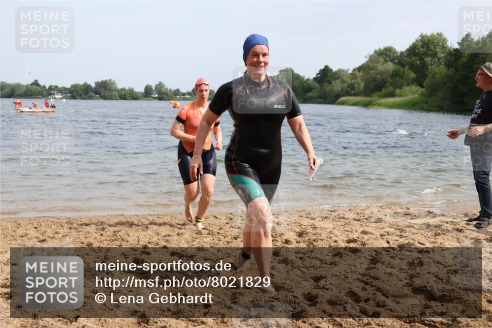 15.06.2025 - 27. Vierlanden-Triathlon Lena Gebhardt http://msf.ph/oto/8021829 15.06.2025 10:19:09 Schwimmen 474, 478, 498, 543, 558 meine-sportfotos.de