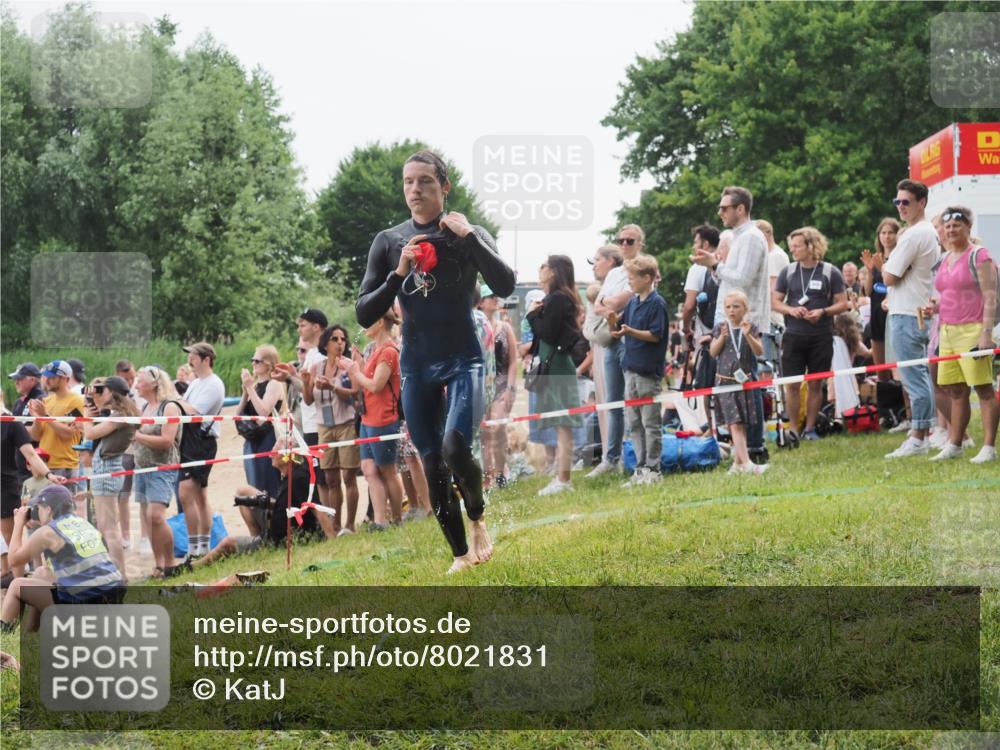 15.06.2025 - 27. Vierlanden-Triathlon KatJ http://msf.ph/oto/8021831 15.06.2025 10:53:56 Schwimmen 650, 726, 757 meine-sportfotos.de