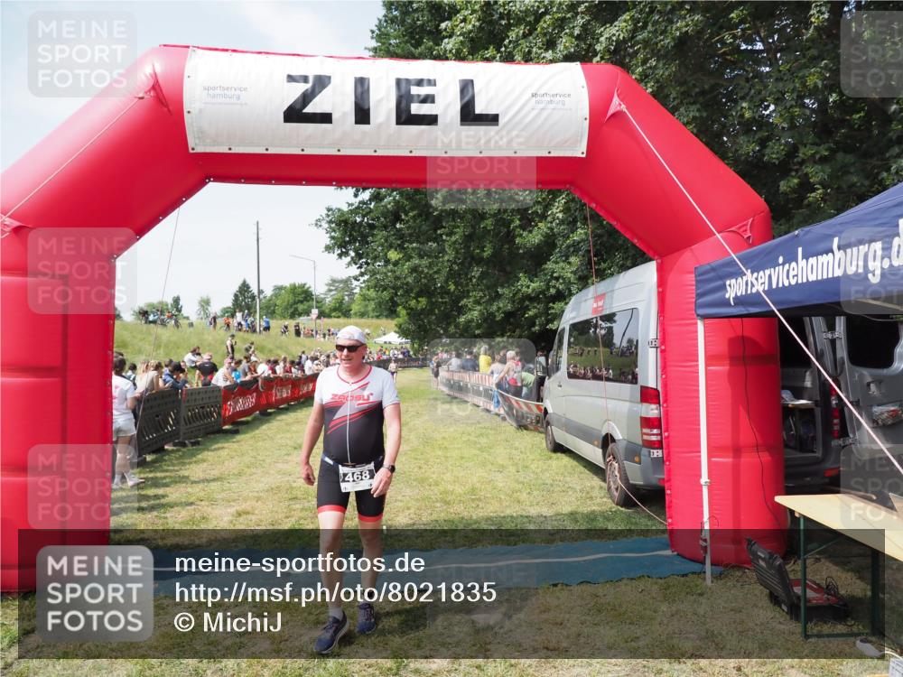 21.06.2025 - 27. Vierlanden-Triathlon MichiJ http://msf.ph/oto/8021835 15.06.2026 11:36:59 Ziel 468, 555 meine-sportfotos.de