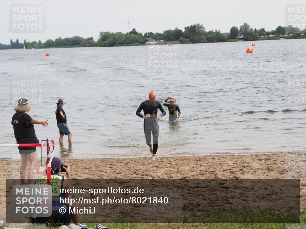 21.06.2025 - 27. Vierlanden-Triathlon MichiJ http://msf.ph/oto/8021840 15.06.2026 10:52:10 Schwimmen 652, 693 meine-sportfotos.de