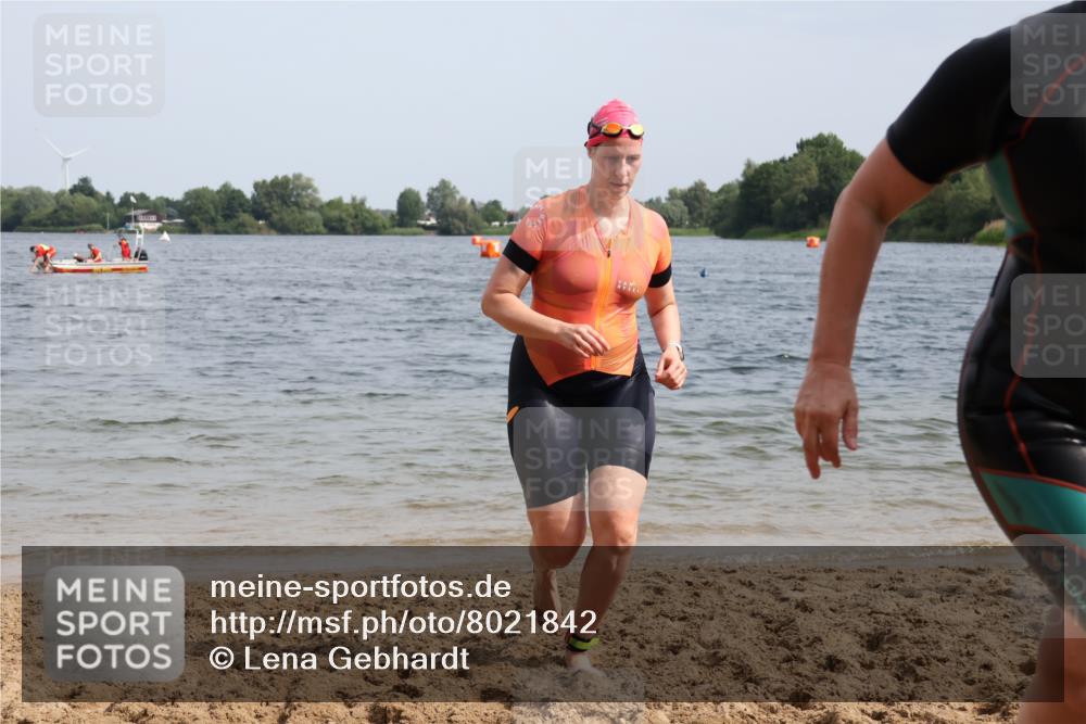 15.06.2025 - 27. Vierlanden-Triathlon Lena Gebhardt http://msf.ph/oto/8021842 15.06.2025 10:19:10 Schwimmen 474, 478, 498, 543, 558 meine-sportfotos.de