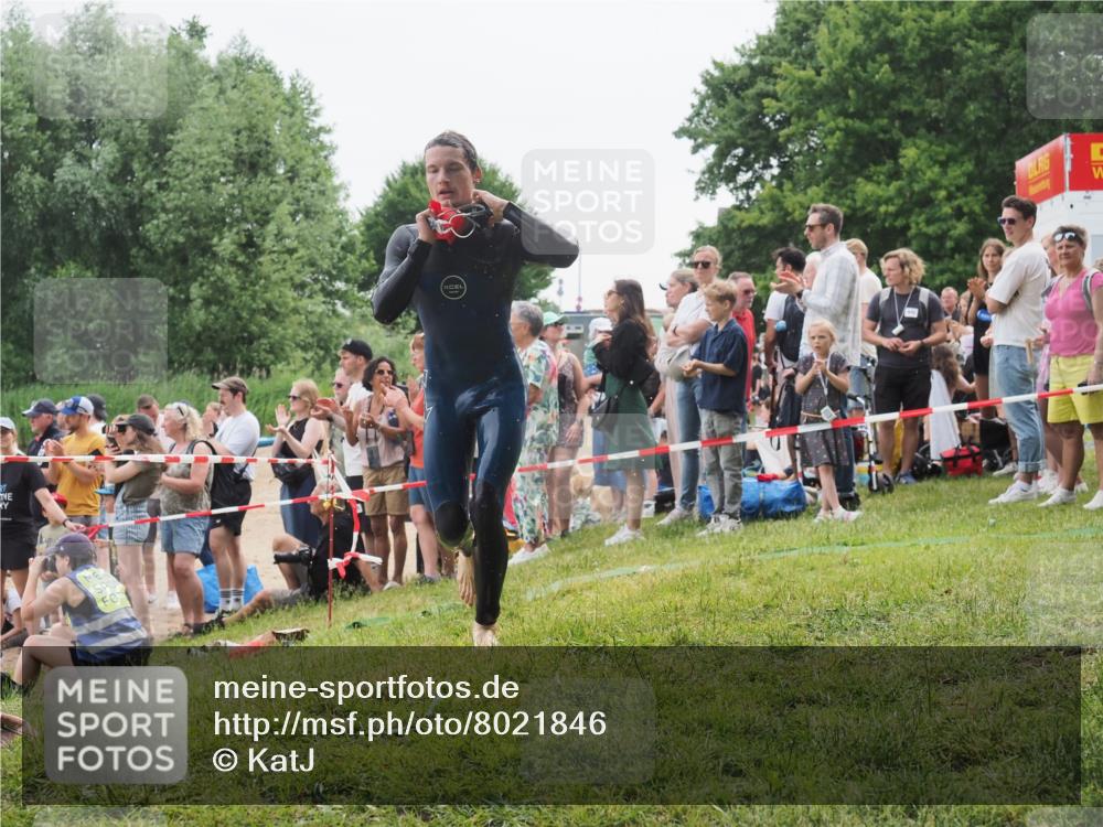 15.06.2025 - 27. Vierlanden-Triathlon KatJ http://msf.ph/oto/8021846 15.06.2025 10:53:57 Schwimmen 650, 726, 757 meine-sportfotos.de