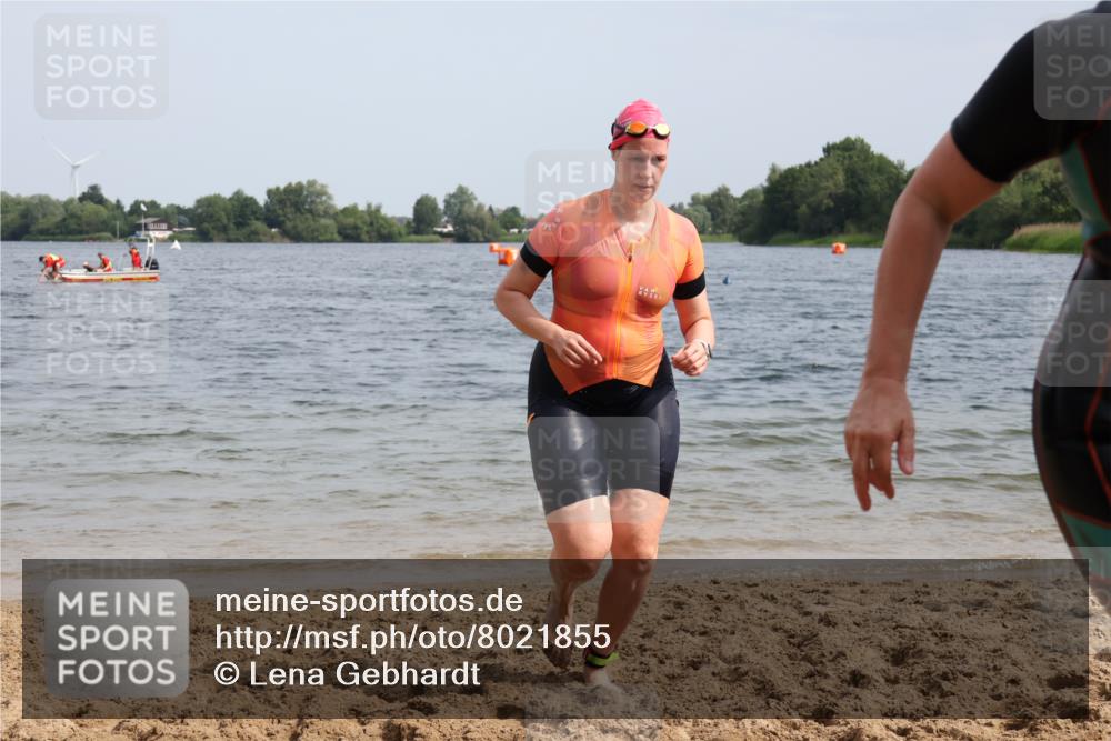 15.06.2025 - 27. Vierlanden-Triathlon Lena Gebhardt http://msf.ph/oto/8021855 15.06.2025 10:19:10 Schwimmen 474, 478, 498, 543, 558 meine-sportfotos.de