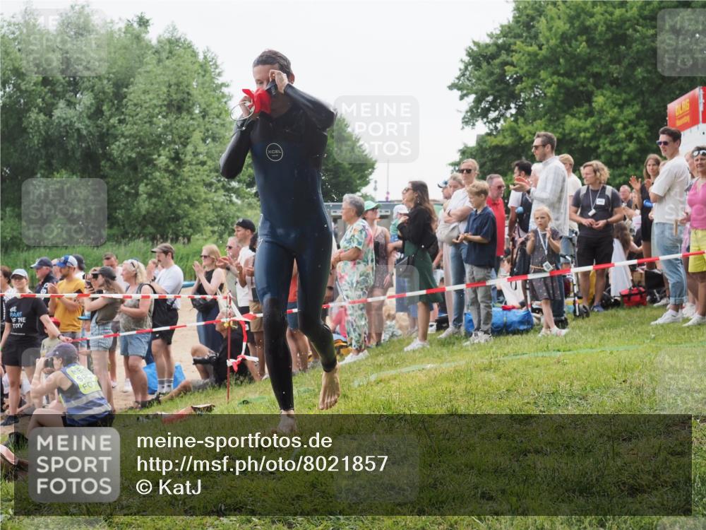 15.06.2025 - 27. Vierlanden-Triathlon KatJ http://msf.ph/oto/8021857 15.06.2025 10:53:57 Schwimmen 650, 726, 757 meine-sportfotos.de