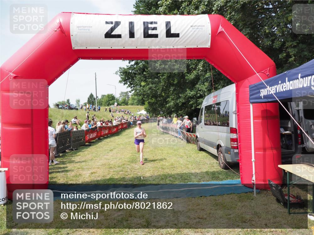 21.06.2025 - 27. Vierlanden-Triathlon MichiJ http://msf.ph/oto/8021862 15.06.2026 11:37:06 Ziel 537 meine-sportfotos.de