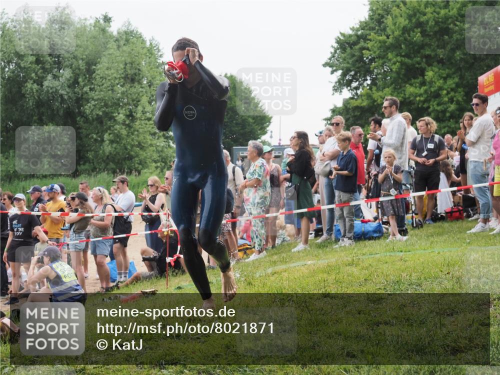 15.06.2025 - 27. Vierlanden-Triathlon KatJ http://msf.ph/oto/8021871 15.06.2025 10:53:57 Schwimmen 650, 726, 757 meine-sportfotos.de