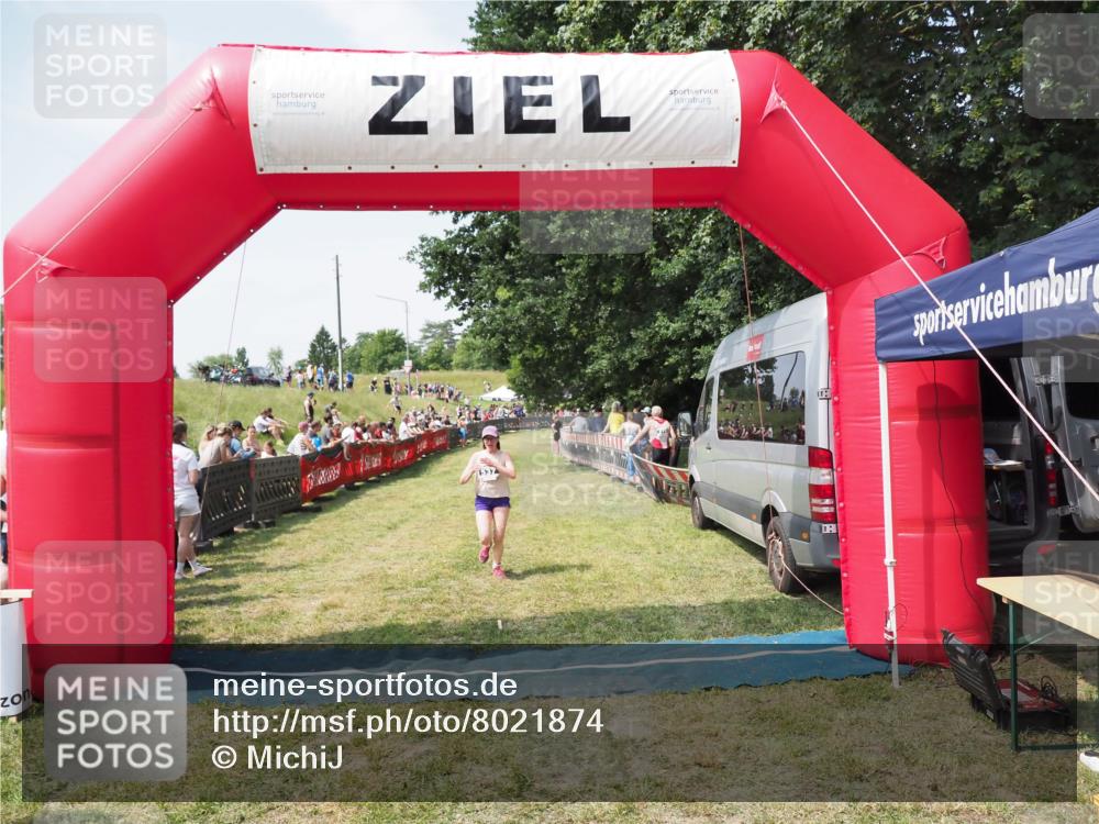 21.06.2025 - 27. Vierlanden-Triathlon MichiJ http://msf.ph/oto/8021874 15.06.2026 11:37:06 Ziel 537 meine-sportfotos.de